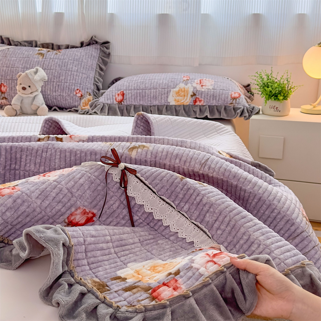 91家纺网 家纺一手货源 找家纺 恒爱家纺 2025新款牛奶绒夹棉花边床盖系列三件套 争奇斗艳-紫