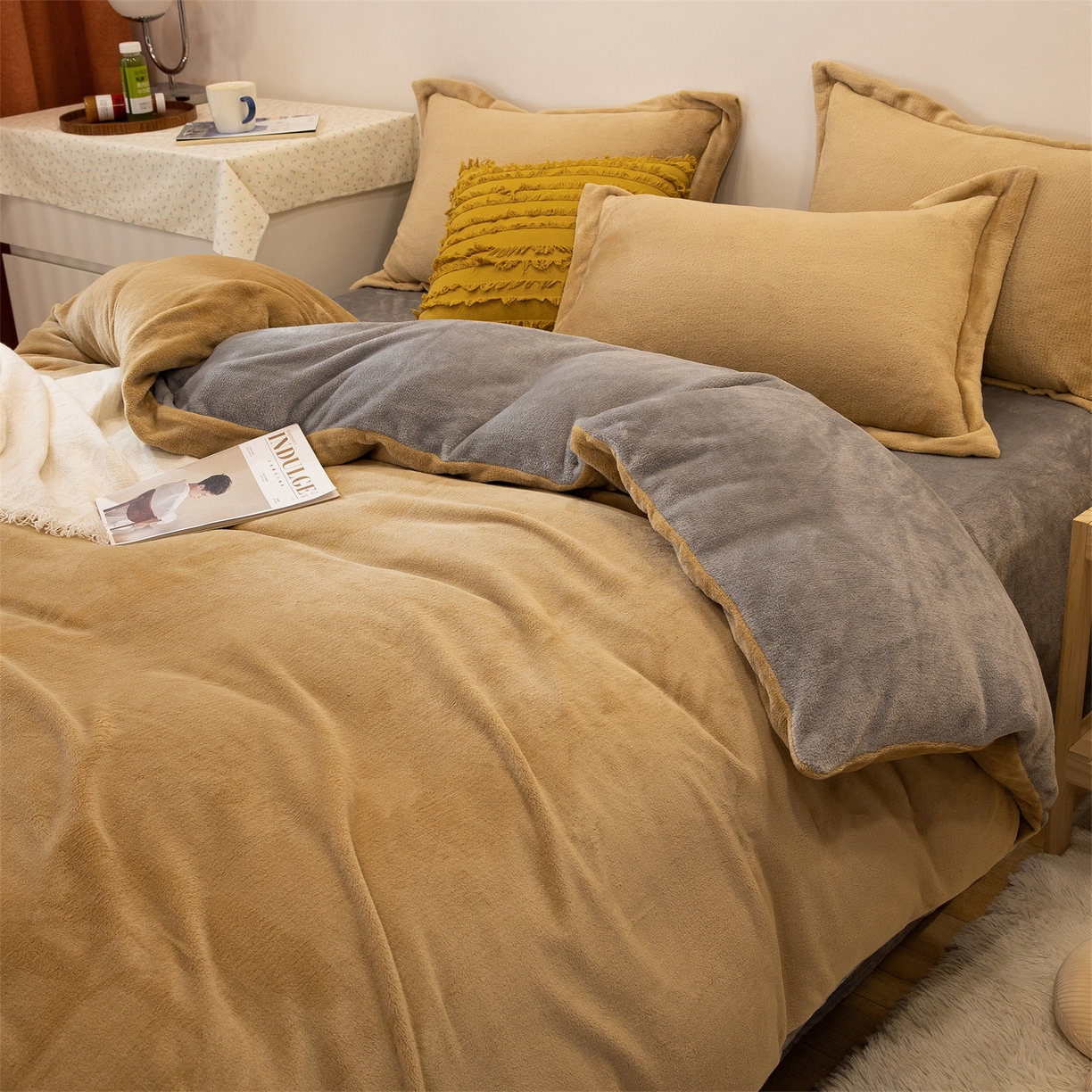 91家纺网 家纺一手货源 找家纺 兰紫橙家纺 2025新款双面绒纯色双拼牛奶绒四件套 驼色+浅灰