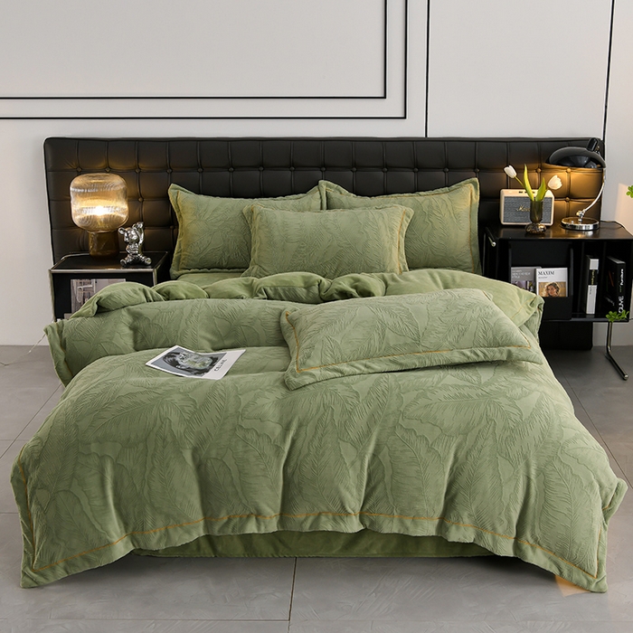 91家纺网 家纺一手货源 找家纺 苏迪网销供货 2025新款牛奶绒四件套A类高克重全消光雕花一字绣工艺款 芭蕉叶-豆绿