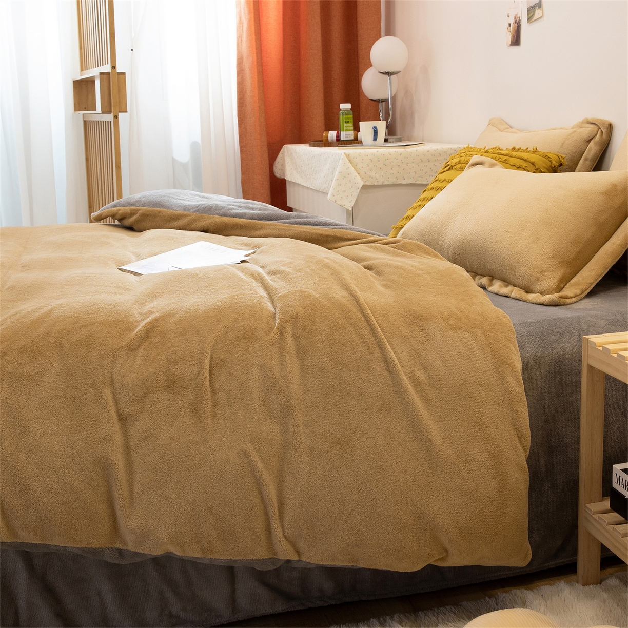 91家纺网 家纺一手货源 找家纺 兰紫橙家纺 2025新款双面绒纯色双拼牛奶绒四件套 驼色+浅灰