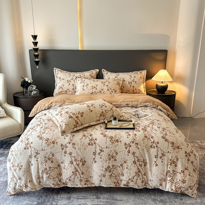 91家纺网 家纺一手货源 找家纺 大米家居 2025新款高克重简约雕花绒四件套寒梅系列 寒梅-卡其