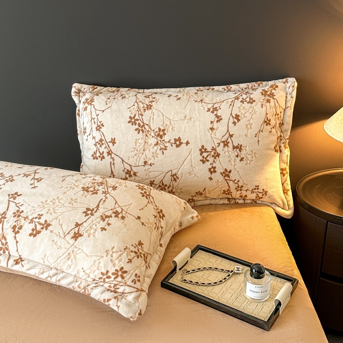 91家纺网 家纺一手货源 找家纺 大米家居 2025新款高克重简约雕花绒四件套寒梅系列 寒梅-卡其