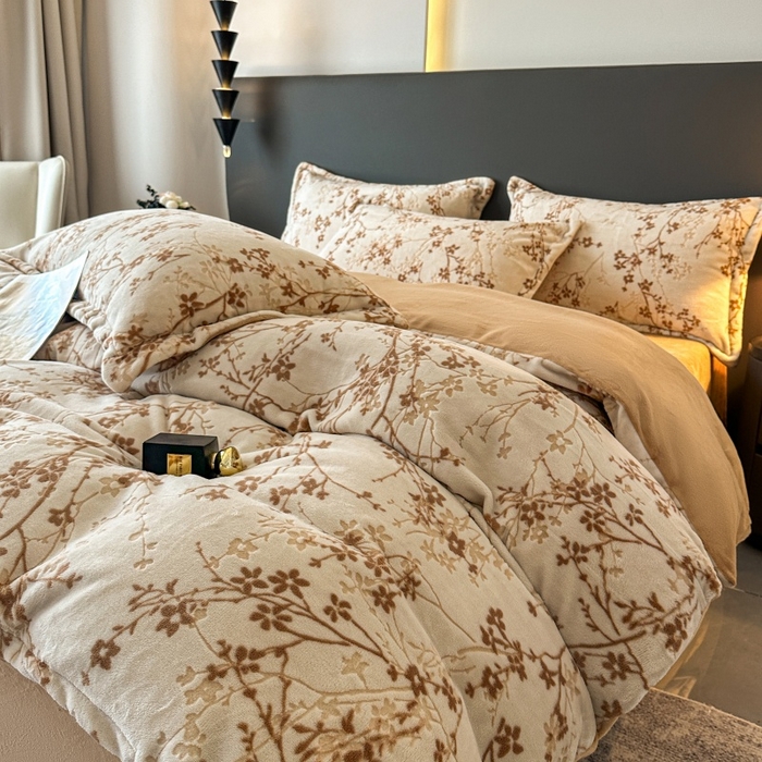 91家纺网 家纺一手货源 找家纺 大米家居 2025新款高克重简约雕花绒四件套寒梅系列 寒梅-卡其