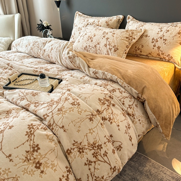 91家纺网 家纺一手货源 找家纺 大米家居 2025新款高克重简约雕花绒四件套寒梅系列 寒梅-卡其