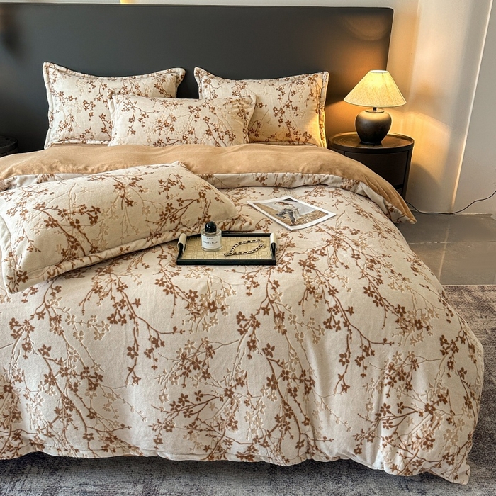 91家纺网 家纺一手货源 找家纺 大米家居 2025新款高克重简约雕花绒四件套寒梅系列 寒梅-卡其