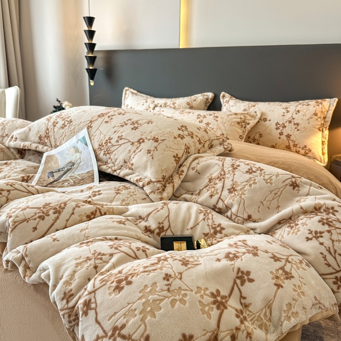 91家纺网 家纺一手货源 找家纺 大米家居 2025新款高克重简约雕花绒四件套寒梅系列 寒梅-卡其