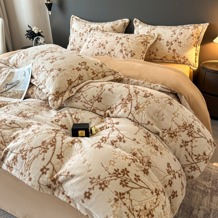 91家纺网 家纺一手货源 找家纺 大米家居 2025新款高克重简约雕花绒四件套寒梅系列 寒梅-卡其