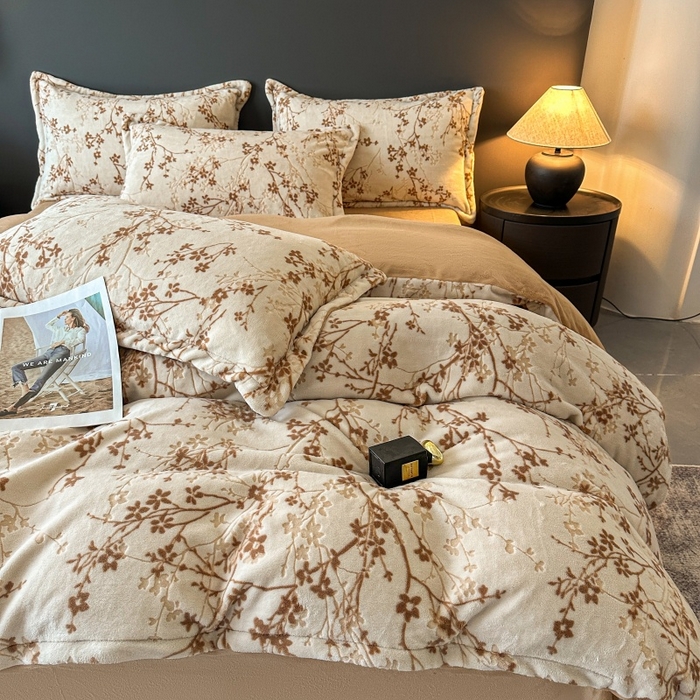 91家纺网 家纺一手货源 找家纺 大米家居 2025新款高克重简约雕花绒四件套寒梅系列 寒梅-卡其