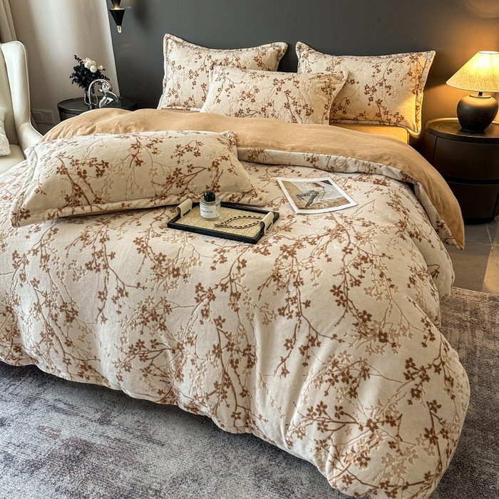 91家纺网 家纺一手货源 找家纺 大米家居 2025新款高克重简约雕花绒四件套寒梅系列 寒梅-卡其