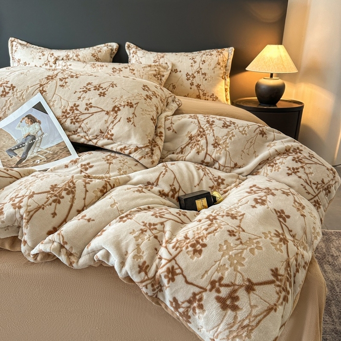 91家纺网 家纺一手货源 找家纺 大米家居 2025新款高克重简约雕花绒四件套寒梅系列 寒梅-卡其