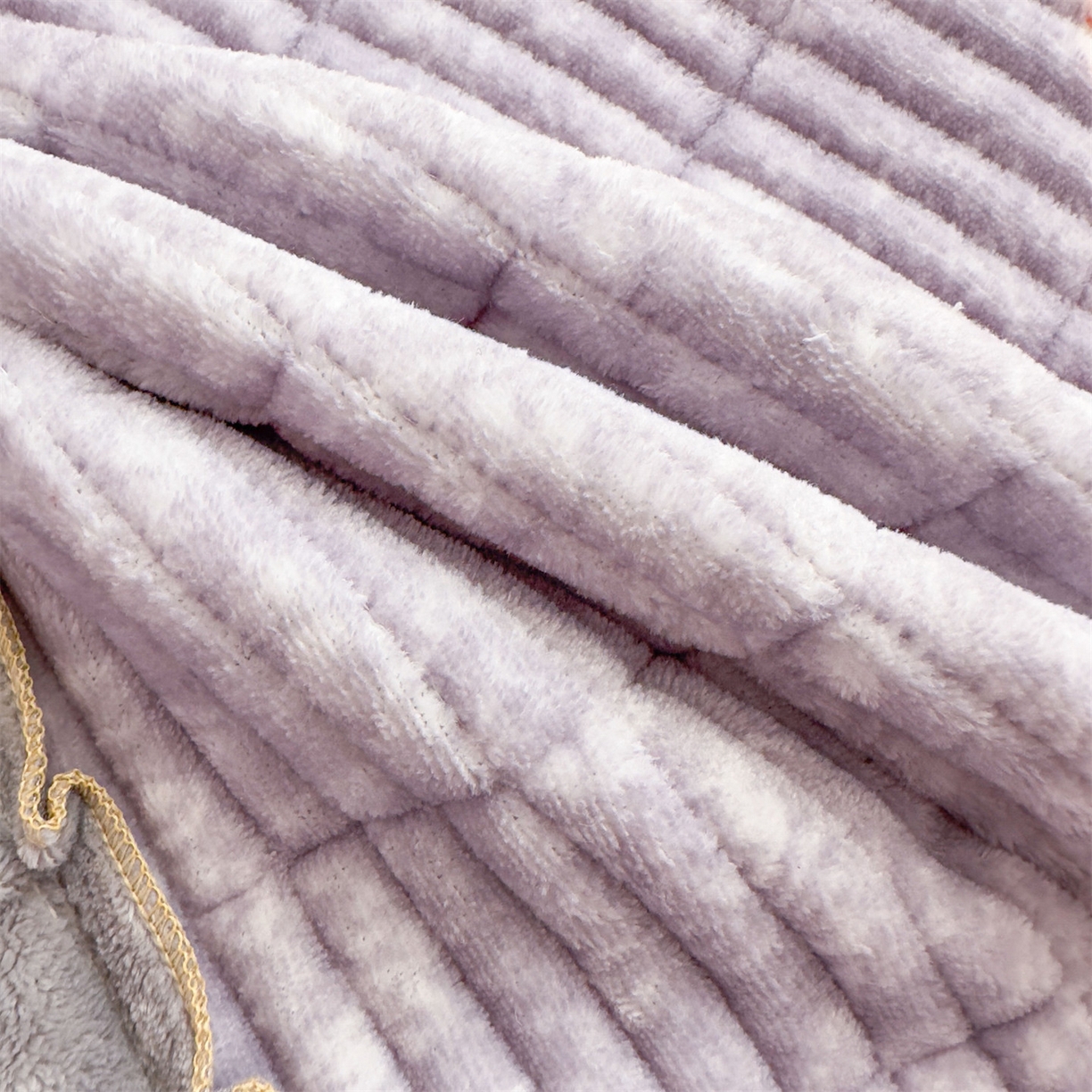 91家纺网 家纺一手货源 找家纺 恒爱家纺 2025新款牛奶绒夹棉花边床盖系列三件套 争奇斗艳-紫