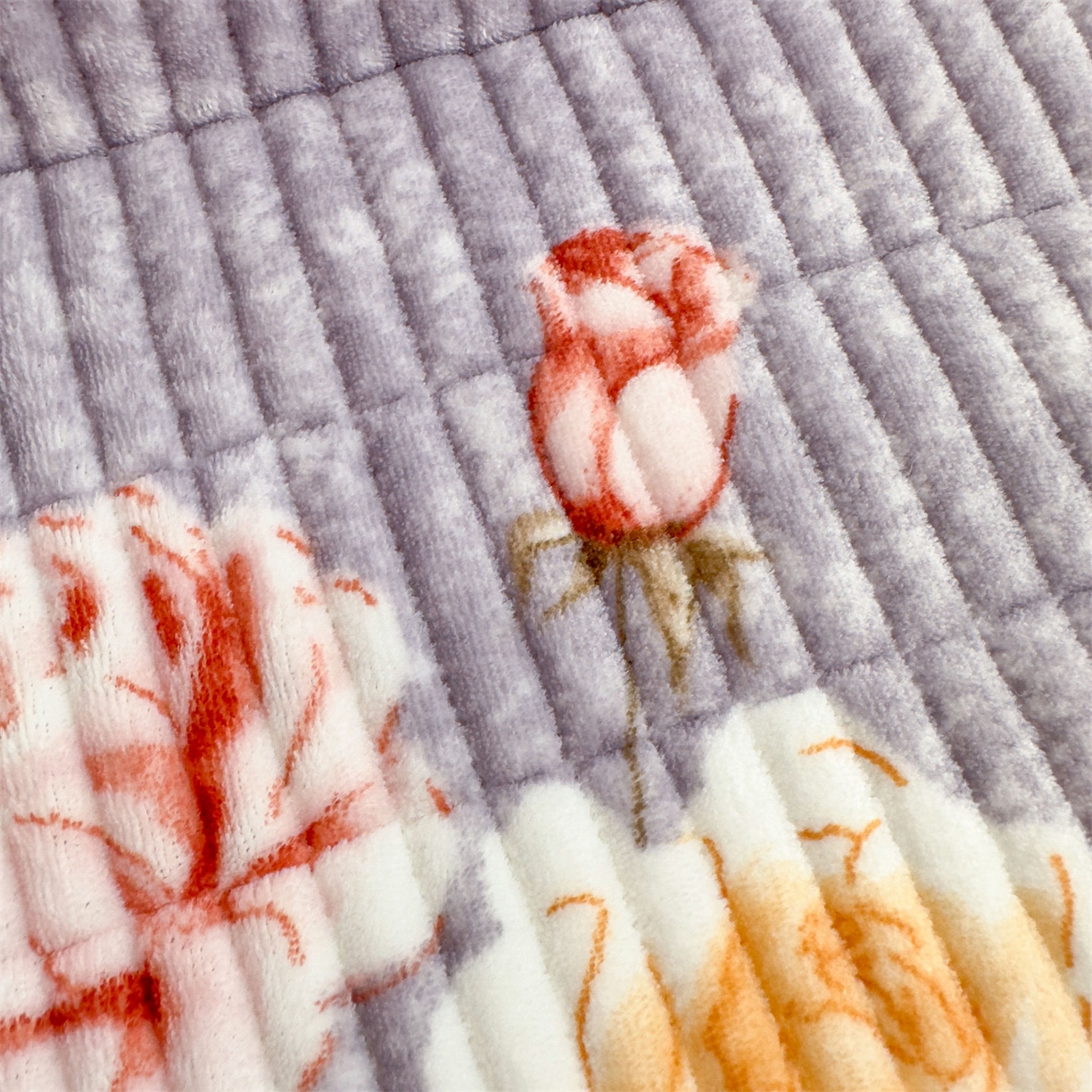 91家纺网 家纺一手货源 找家纺 恒爱家纺 2025新款牛奶绒夹棉花边床盖系列三件套 争奇斗艳-紫