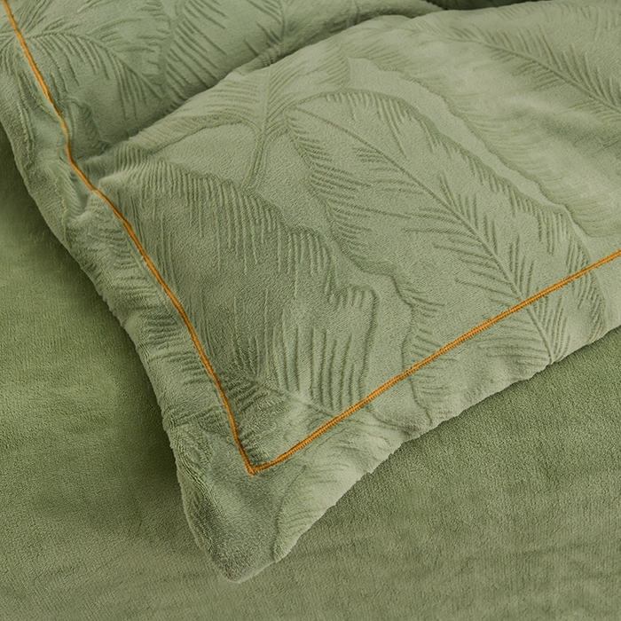 91家纺网 家纺一手货源 找家纺 苏迪网销供货 2025新款牛奶绒四件套A类高克重全消光雕花一字绣工艺款 芭蕉叶-豆绿