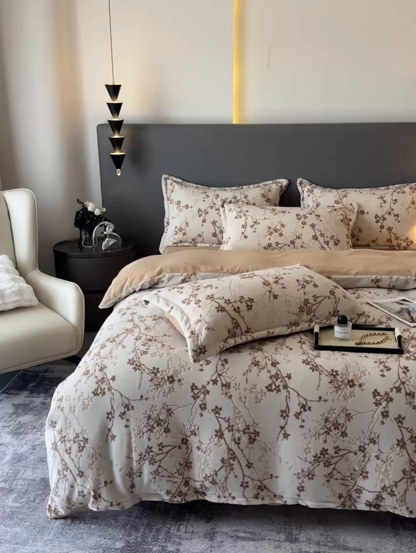 91家纺网 家纺一手货源 找家纺 大米家居 2025新款高克重简约雕花绒四件套寒梅系列 寒梅-卡其