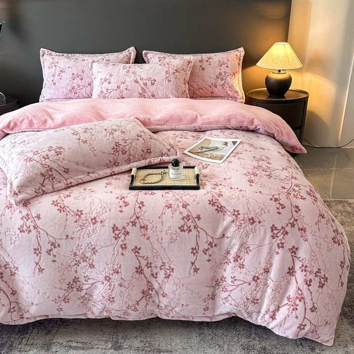 91家纺网 家纺一手货源 找家纺 大米家居 2025新款高克重简约雕花绒四件套寒梅系列 寒梅-玫粉