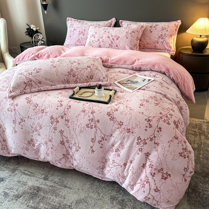 91家纺网 家纺一手货源 找家纺 大米家居 2025新款高克重简约雕花绒四件套寒梅系列 寒梅-玫粉