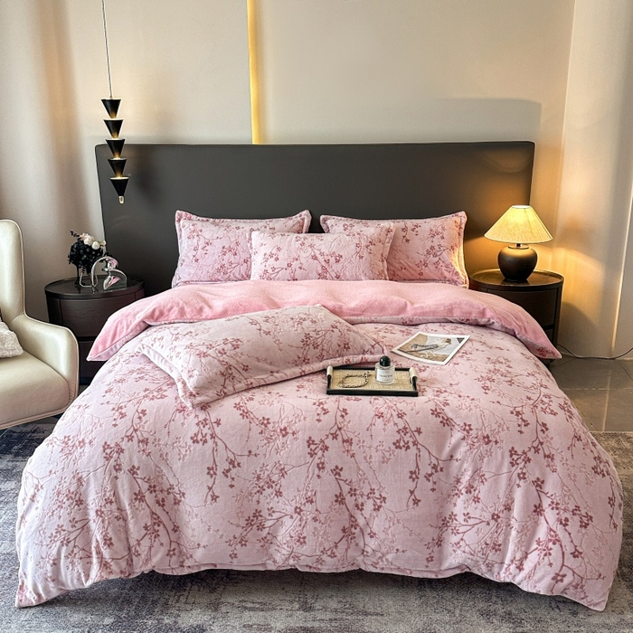 91家纺网 家纺一手货源 找家纺 大米家居 2025新款高克重简约雕花绒四件套寒梅系列 寒梅-玫粉