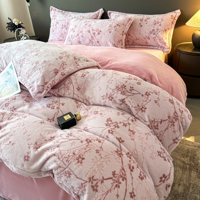 91家纺网 家纺一手货源 找家纺 大米家居 2025新款高克重简约雕花绒四件套寒梅系列 寒梅-玫粉