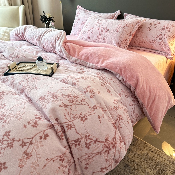 91家纺网 家纺一手货源 找家纺 大米家居 2025新款高克重简约雕花绒四件套寒梅系列 寒梅-玫粉