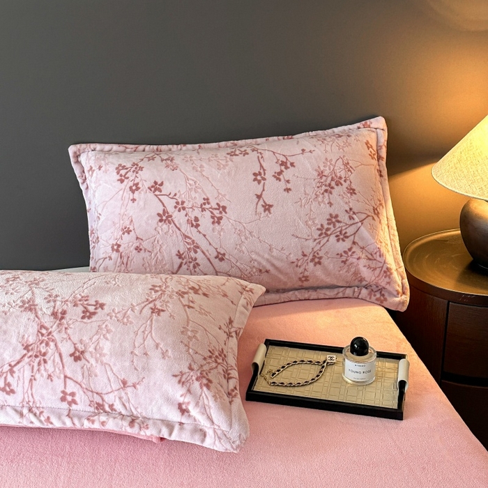 91家纺网 家纺一手货源 找家纺 大米家居 2025新款高克重简约雕花绒四件套寒梅系列 寒梅-玫粉