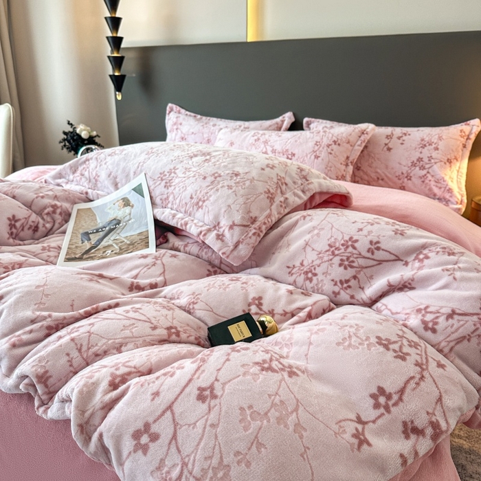 91家纺网 家纺一手货源 找家纺 大米家居 2025新款高克重简约雕花绒四件套寒梅系列 寒梅-玫粉