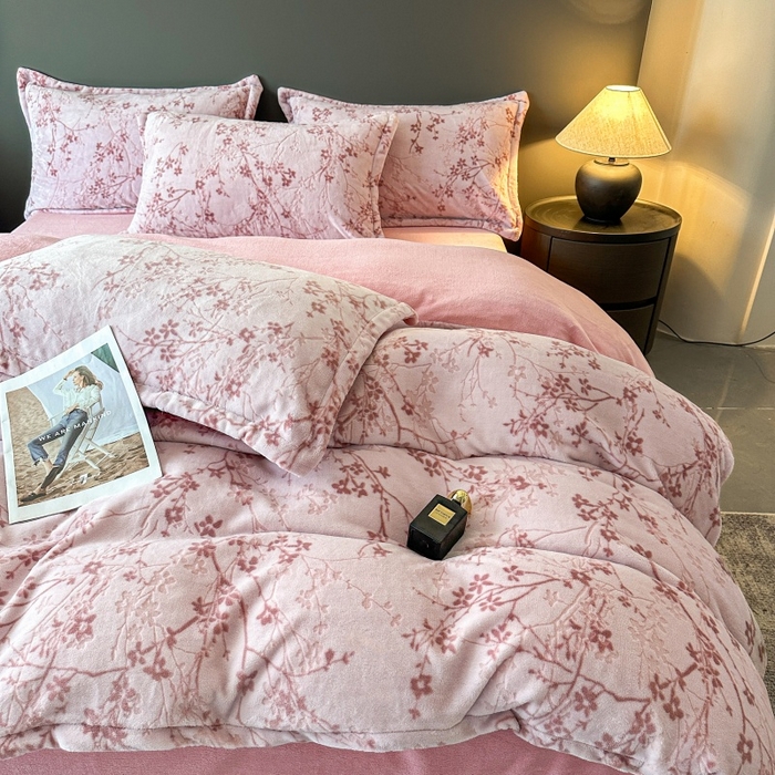 91家纺网 家纺一手货源 找家纺 大米家居 2025新款高克重简约雕花绒四件套寒梅系列 寒梅-玫粉