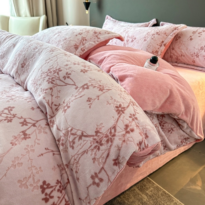 91家纺网 家纺一手货源 找家纺 大米家居 2025新款高克重简约雕花绒四件套寒梅系列 寒梅-玫粉