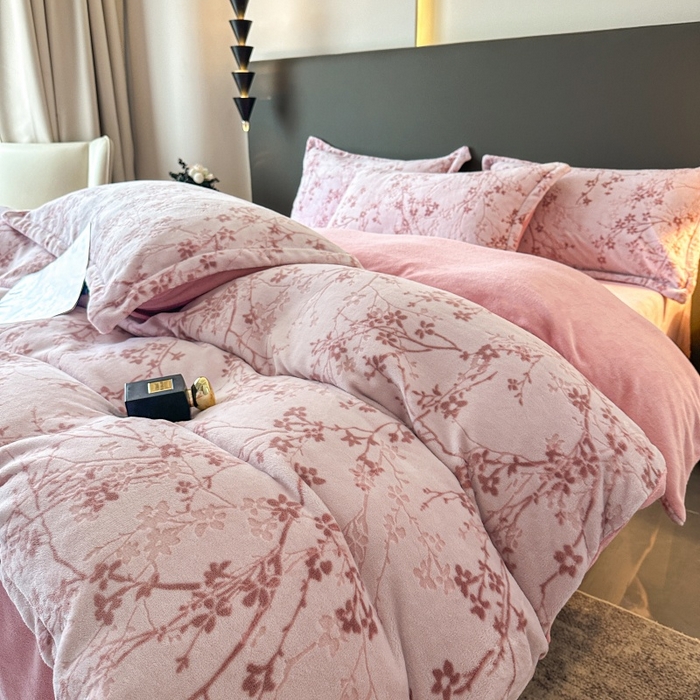 91家纺网 家纺一手货源 找家纺 大米家居 2025新款高克重简约雕花绒四件套寒梅系列 寒梅-玫粉