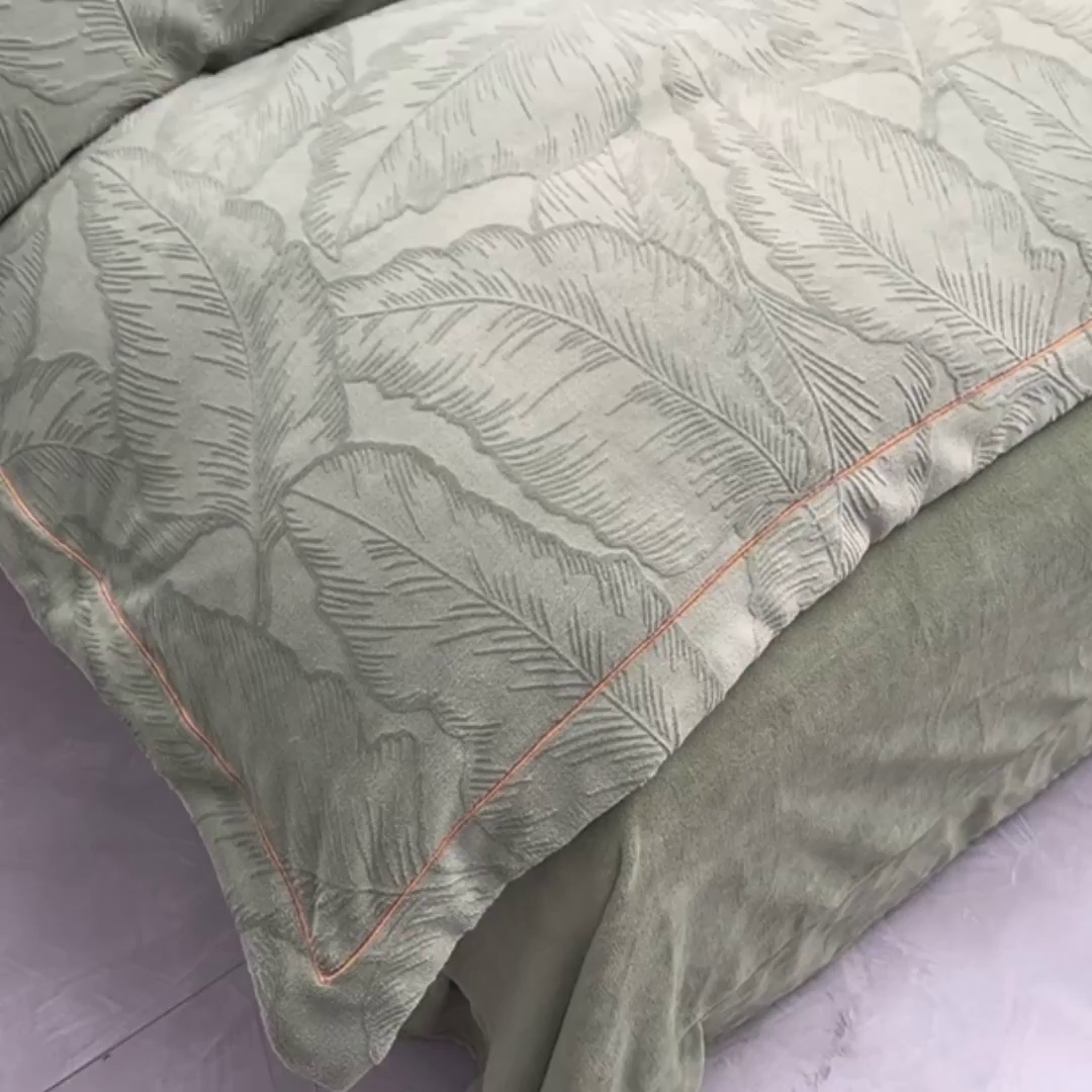 91家纺网 家纺一手货源 找家纺 苏迪网销供货 2025新款牛奶绒四件套A类高克重全消光雕花一字绣工艺款 芭蕉叶-豆绿