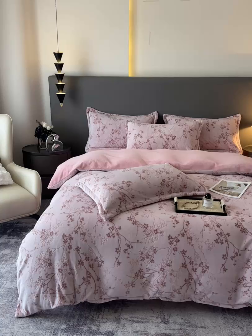 91家纺网 家纺一手货源 找家纺 大米家居 2025新款高克重简约雕花绒四件套寒梅系列 寒梅-玫粉