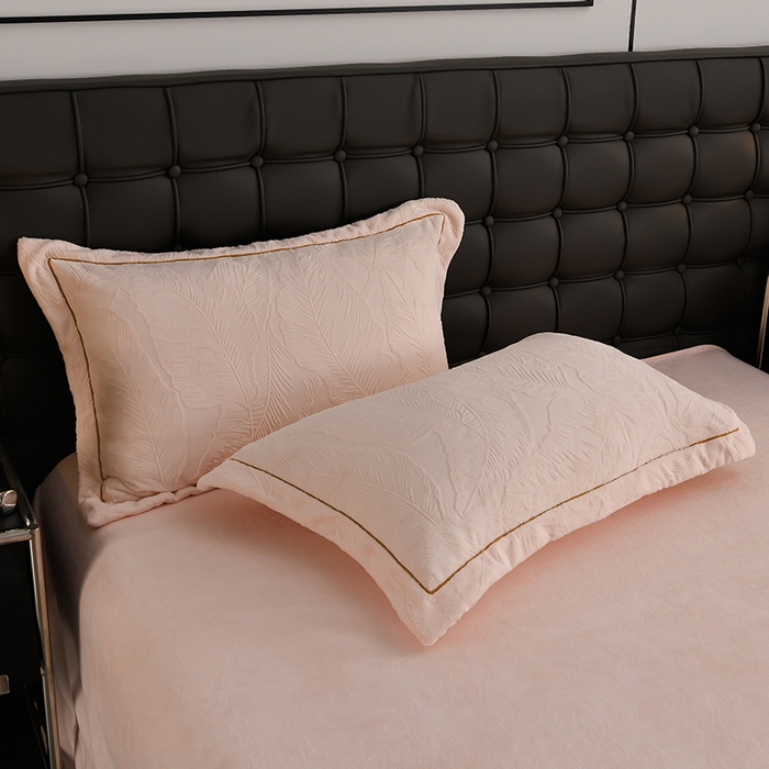 91家纺网 家纺一手货源 找家纺 苏迪网销供货 2025新款牛奶绒四件套A类高克重全消光雕花一字绣工艺款 芭蕉叶-粉玉