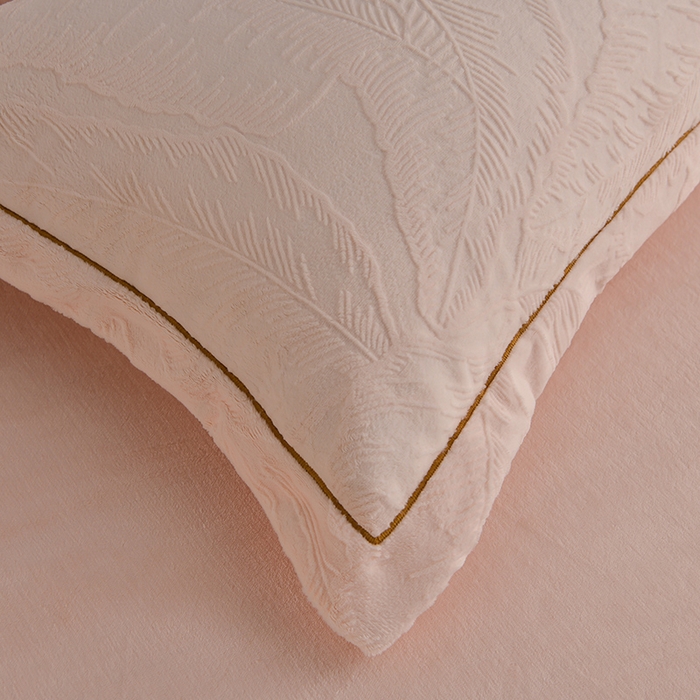 91家纺网 家纺一手货源 找家纺 苏迪网销供货 2025新款牛奶绒四件套A类高克重全消光雕花一字绣工艺款 芭蕉叶-粉玉