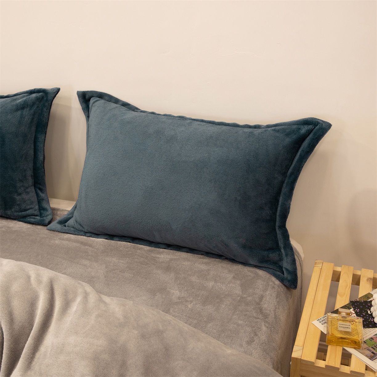 91家纺网 家纺一手货源 找家纺 兰紫橙家纺 2025新款双面绒纯色双拼牛奶绒四件套 雾蓝+浅灰