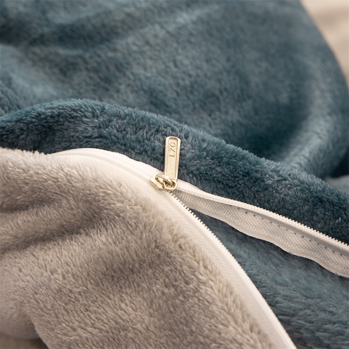 91家纺网 家纺一手货源 找家纺 兰紫橙家纺 2025新款双面绒纯色双拼牛奶绒四件套 雾蓝+浅灰