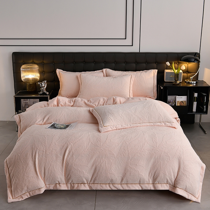 91家纺网 家纺一手货源 找家纺 苏迪网销供货 2025新款牛奶绒四件套A类高克重全消光雕花一字绣工艺款 芭蕉叶-粉玉