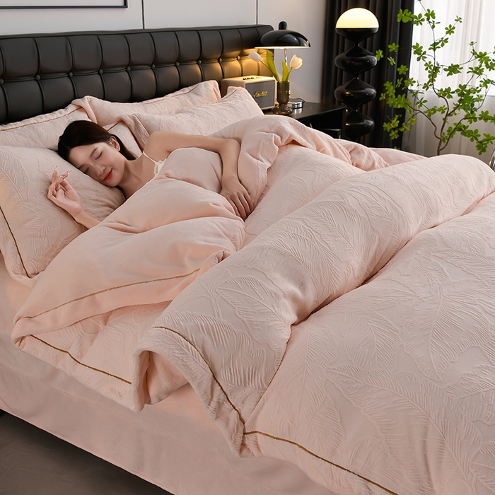 91家纺网 家纺一手货源 找家纺 苏迪网销供货 2025新款牛奶绒四件套A类高克重全消光雕花一字绣工艺款 芭蕉叶-粉玉