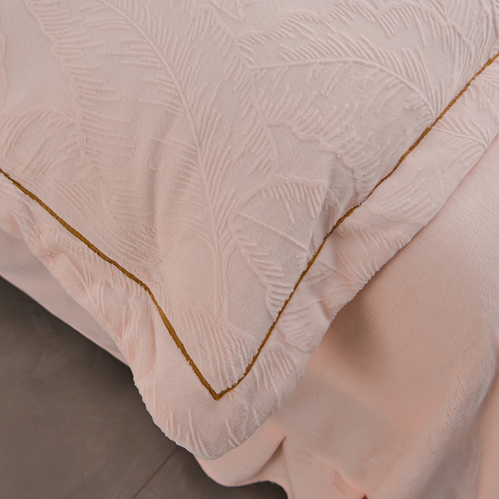 91家纺网 家纺一手货源 找家纺 苏迪网销供货 2025新款牛奶绒四件套A类高克重全消光雕花一字绣工艺款 芭蕉叶-粉玉