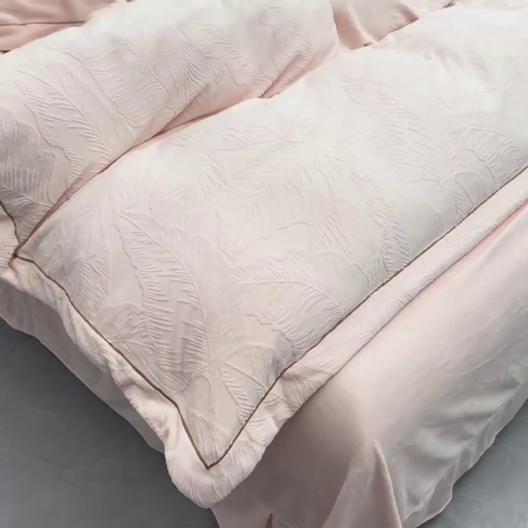 91家纺网 家纺一手货源 找家纺 苏迪网销供货 2025新款牛奶绒四件套A类高克重全消光雕花一字绣工艺款 芭蕉叶-粉玉