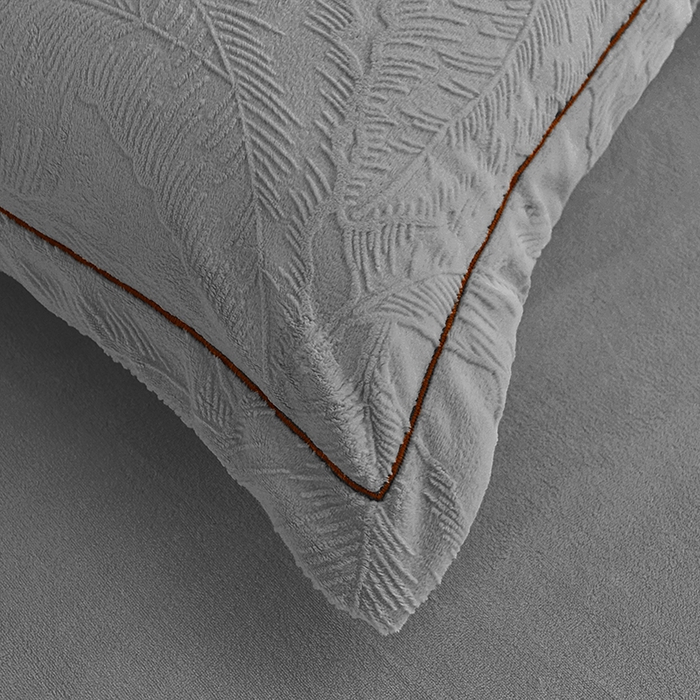 91家纺网 家纺一手货源 找家纺 苏迪网销供货 2025新款牛奶绒四件套A类高克重全消光雕花一字绣工艺款 芭蕉叶-高级灰