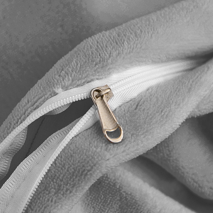 91家纺网 家纺一手货源 找家纺 苏迪网销供货 2025新款牛奶绒四件套A类高克重全消光雕花一字绣工艺款 芭蕉叶-高级灰