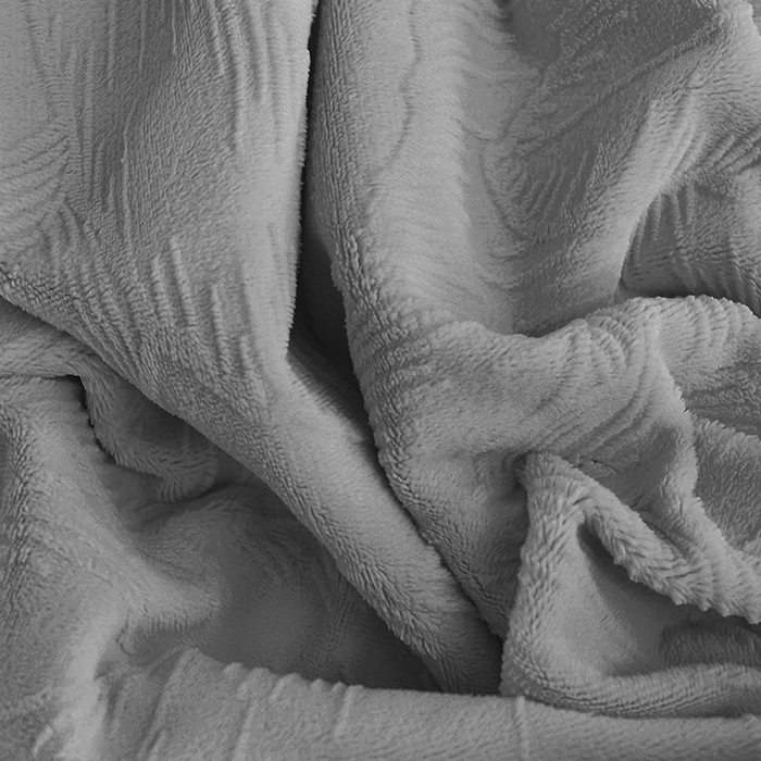 91家纺网 家纺一手货源 找家纺 苏迪网销供货 2025新款牛奶绒四件套A类高克重全消光雕花一字绣工艺款 芭蕉叶-高级灰