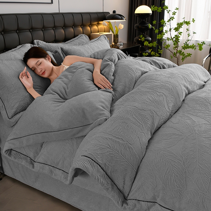 91家纺网 家纺一手货源 找家纺 苏迪网销供货 2025新款牛奶绒四件套A类高克重全消光雕花一字绣工艺款 芭蕉叶-高级灰