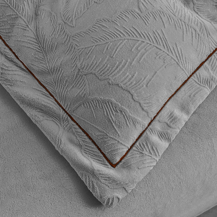 91家纺网 家纺一手货源 找家纺 苏迪网销供货 2025新款牛奶绒四件套A类高克重全消光雕花一字绣工艺款 芭蕉叶-高级灰