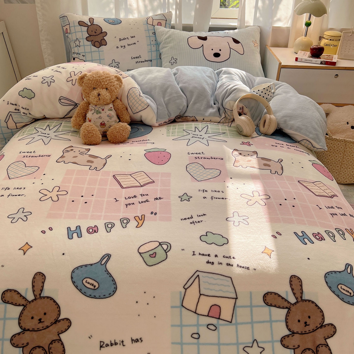 91家纺网 家纺一手货源 找家纺 桃喜 2025新款A类200g牛奶绒（含导电丝）印花床单款四件套 便利贴猫猫狗