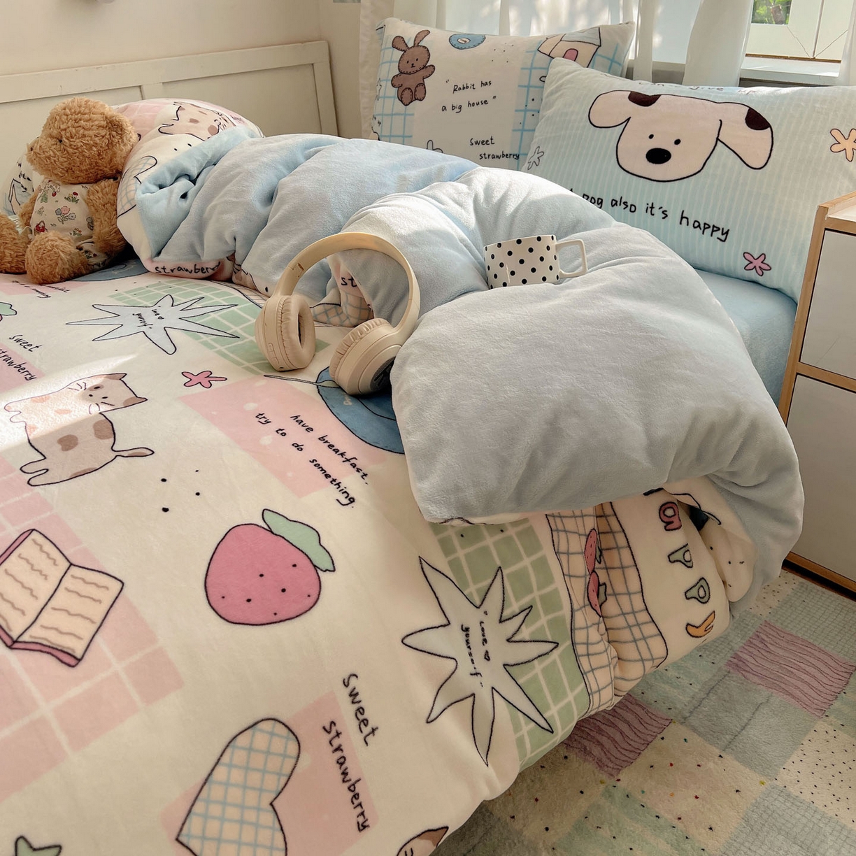 91家纺网 家纺一手货源 找家纺 桃喜 2025新款A类200g牛奶绒（含导电丝）印花床单款四件套 便利贴猫猫狗