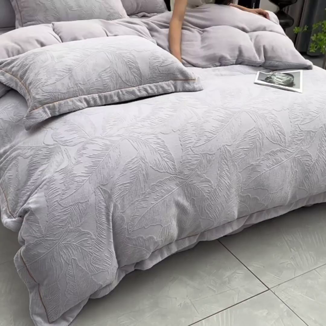 91家纺网 家纺一手货源 找家纺 苏迪网销供货 2025新款牛奶绒四件套A类高克重全消光雕花一字绣工艺款 芭蕉叶-高级灰