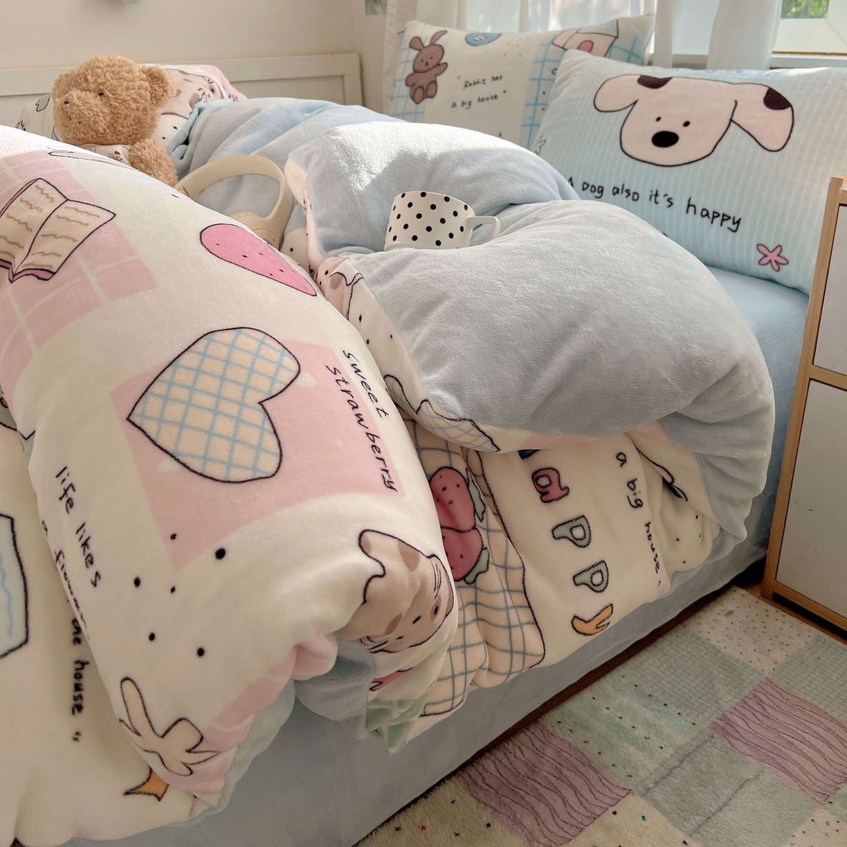 91家纺网 家纺一手货源 找家纺 桃喜 2025新款A类200g牛奶绒（含导电丝）印花床单款四件套 便利贴猫猫狗