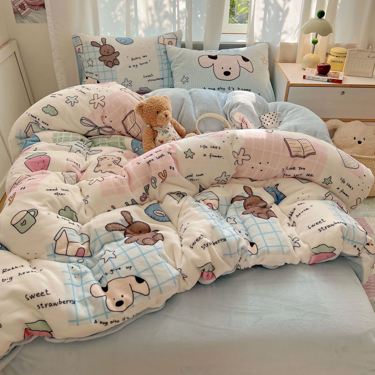 91家纺网 家纺一手货源 找家纺 桃喜 2025新款A类200g牛奶绒（含导电丝）印花床单款四件套 便利贴猫猫狗