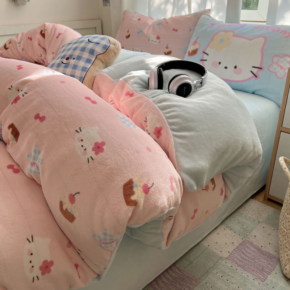 91家纺网 家纺一手货源 找家纺 桃喜 2025新款A类200g牛奶绒（含导电丝）印花床单款四件套 蛋糕幸运猫