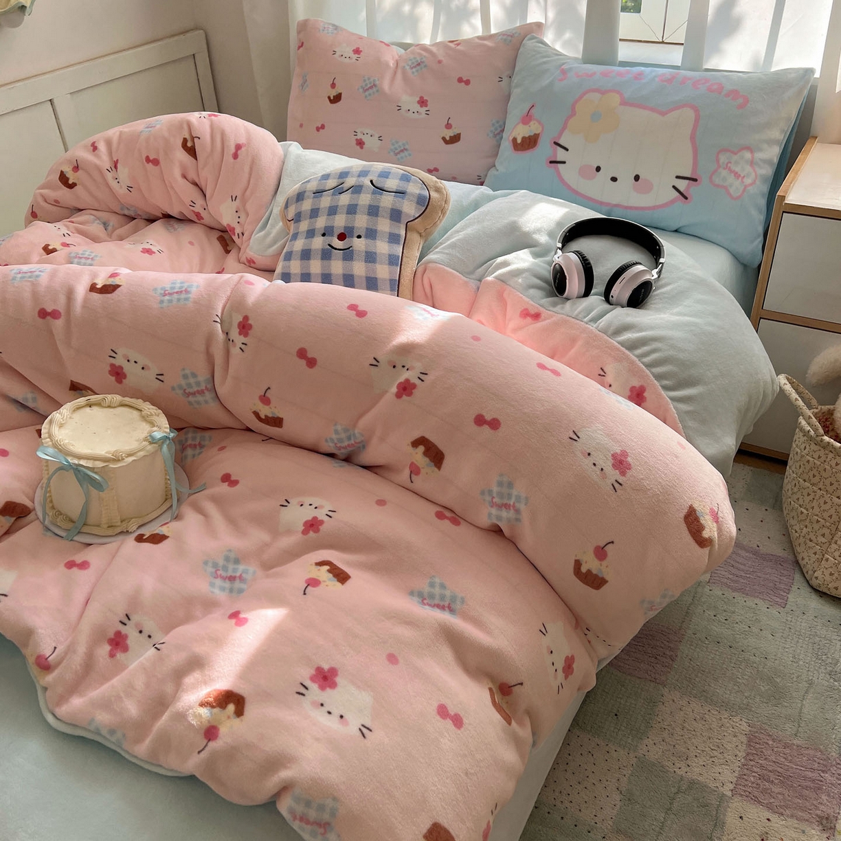 91家纺网 家纺一手货源 找家纺 桃喜 2025新款A类200g牛奶绒（含导电丝）印花床单款四件套 蛋糕幸运猫